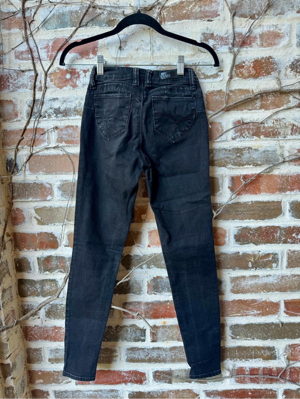 Description🏷️ YMI WannaBettaButt Mid-Rise Black Skinny Jeggings